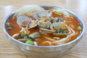 Cooked clams in a soup bowl