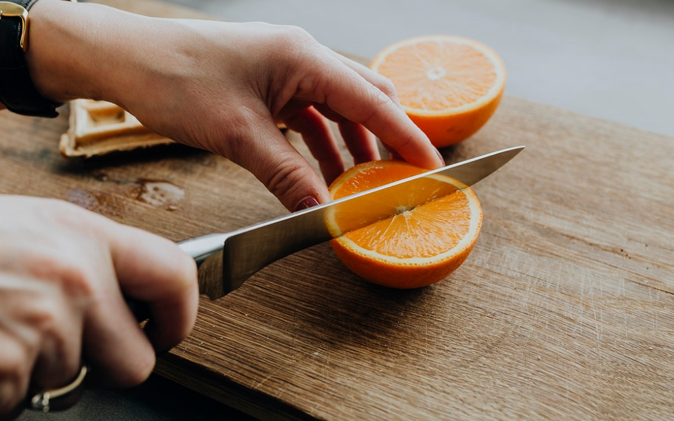 https://professionalbutcherknives.com/wp-content/uploads/2021/04/Orange-Slicing-with-Knife.png